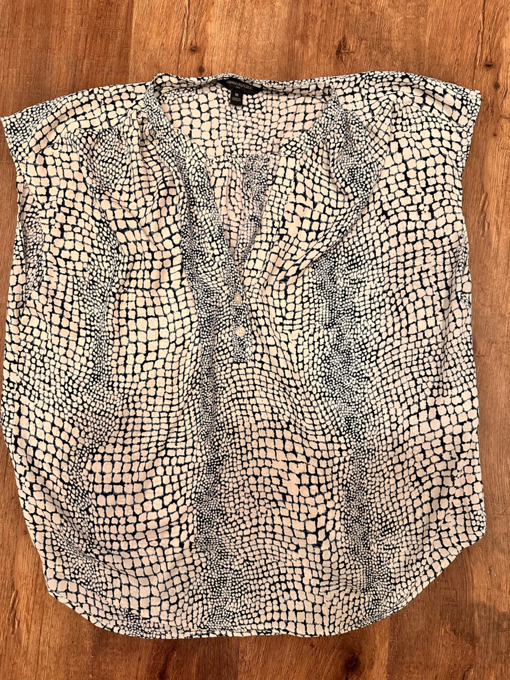 Banana republic chiffon sleeveless pullover size M snake print navy